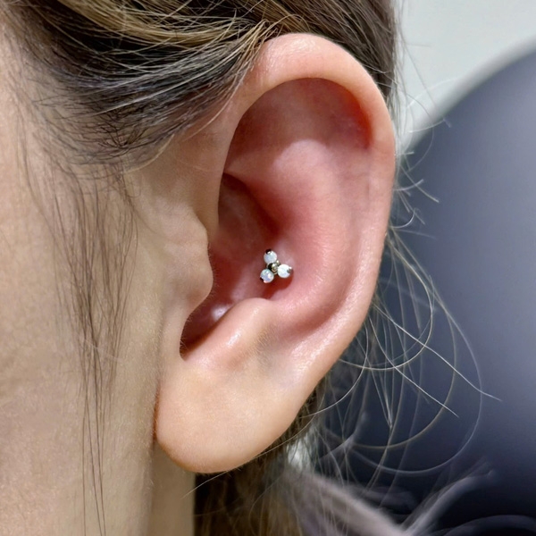 Khuyên tai bông hoa nhỏ dễ thương - Có 3 màu