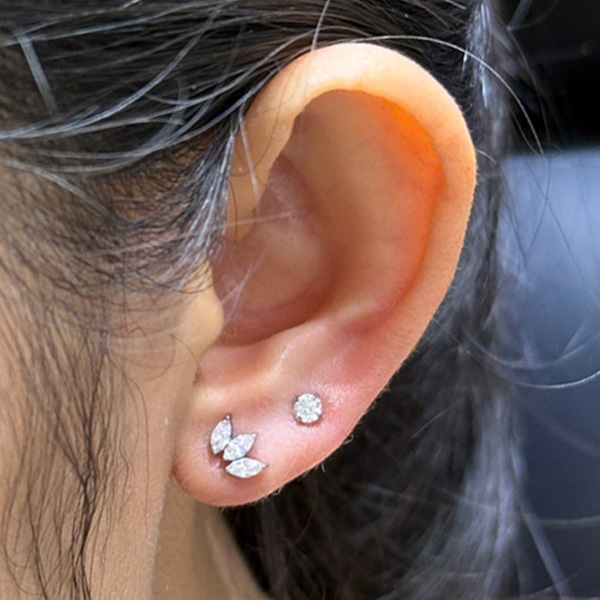 Khuyên tai Titanium basic đính đá - Bạc - 2 size