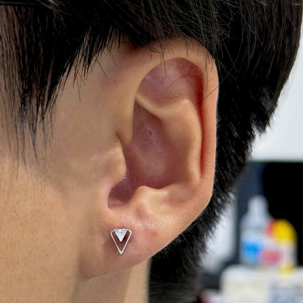 Bông tai Titanium F136 Triangle 2 màu - 1.2*8mm