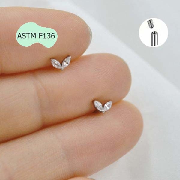 Khuyên tai hình đuôi cá Titanium - Màu bạc - 1.2*8mm