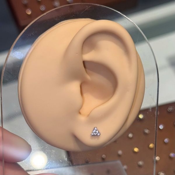 Khuyên tai kim tự tháp đính đá trắng - Titanium