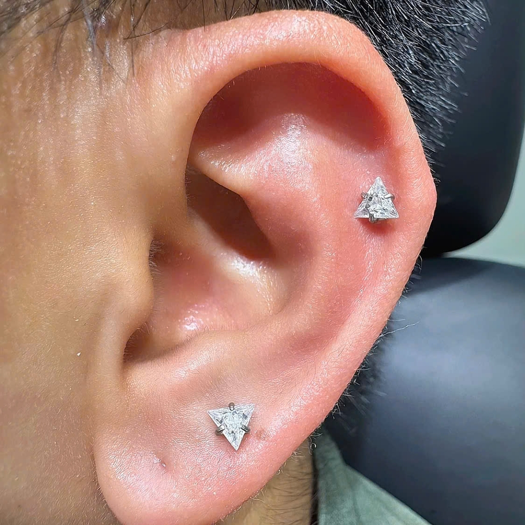 Khuyên Titanium hình tam giác 1.2*10*5mm - 2 màu