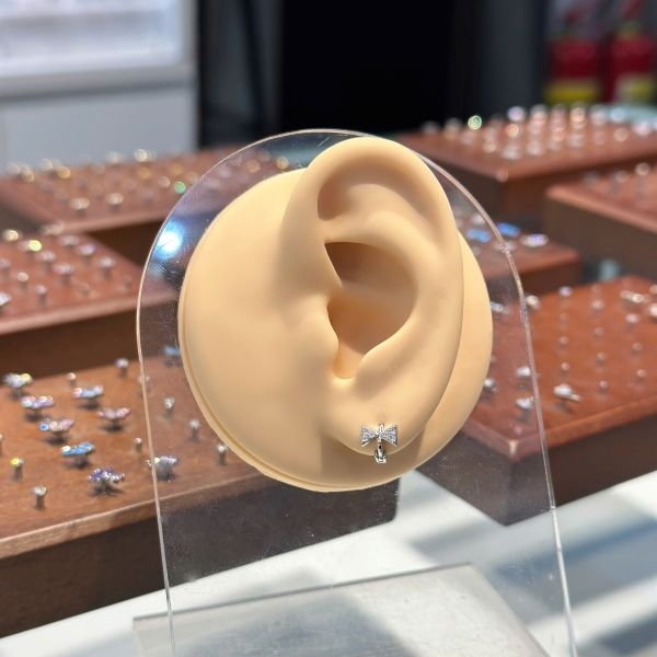 Khuyên tròn nơ trắng lấp lánh / Hợp kim