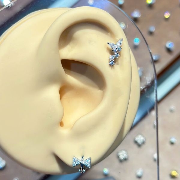 Khuyên tròn nơ trắng lấp lánh / Hợp kim