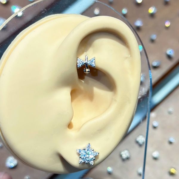 Khuyên tròn nơ trắng lấp lánh / Hợp kim