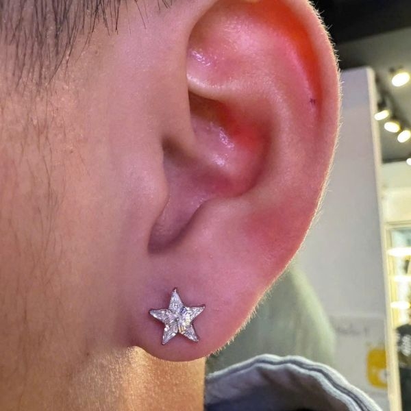 Khuyên tai ngôi sao năm cánh đá trắng 1.2*8mm / Titan