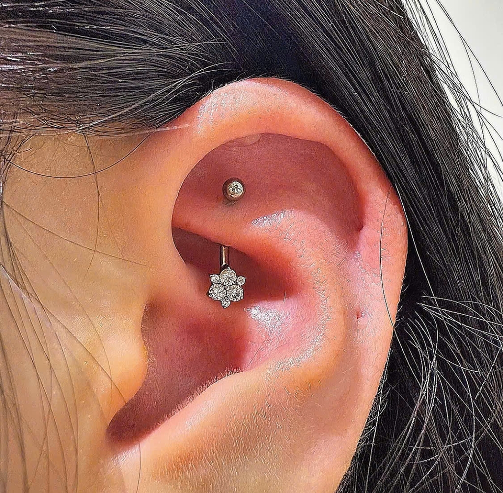 Titan F136 / Khuyên cong hình hoa dễ thương hợp nhiều vị trí