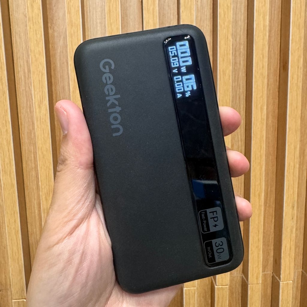 Pin dự phòng 10.000 Geekton C1110mAh sạc nhanh 30W