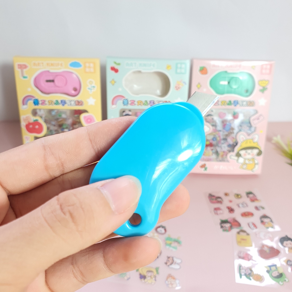 Hộp sticker dễ thương 8 miếng tặng kèm dao rọc giấy mini
