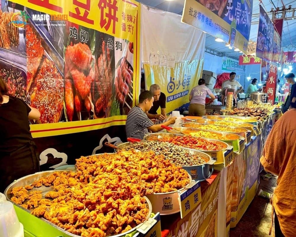 TOUR DU LỊCH HÀ NỘI – SAPA – HÀ KHẨU 3 NGÀY 2 ĐÊM Mua sắm ở chợ Hà Khẩu