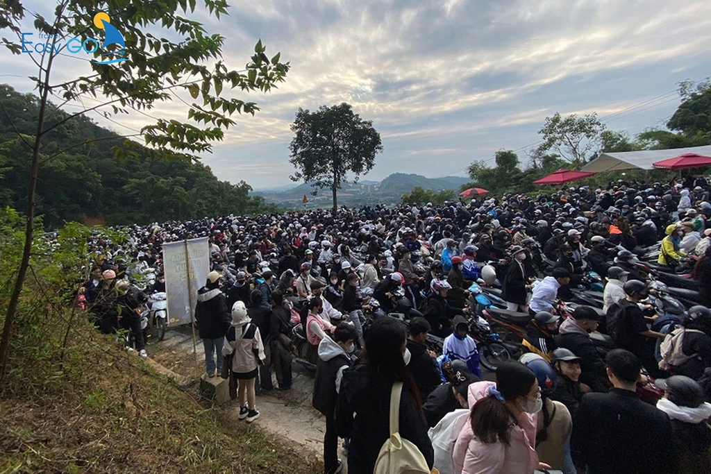 Tắc đường tại Ba Vì với lượng khách lớn vào cuối tuần 