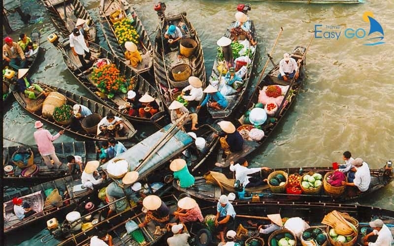 Bạn sẽ được ngồi trên thuyền cảm nhận sự sầm uất của Chợ nổi Cái Răng