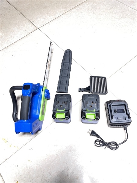Máy Cưa Xích Pin Nội Địa Trung