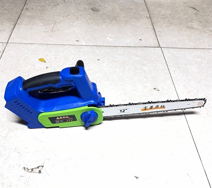 Máy Cưa Xích Pin Nội Địa Trung