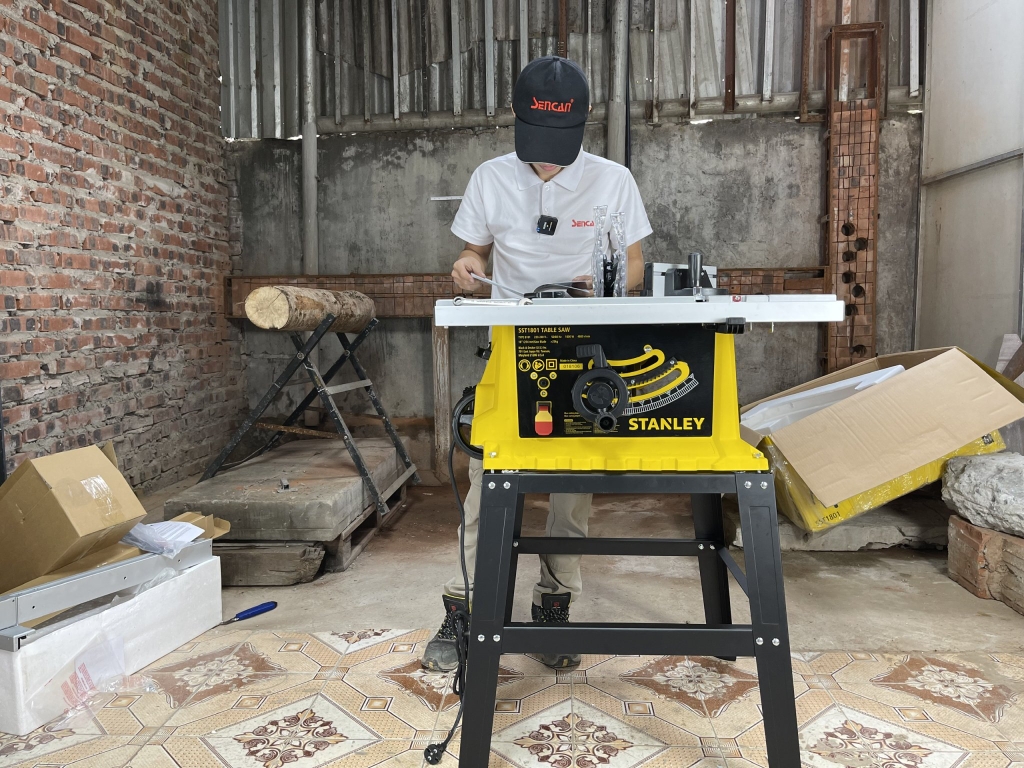 Trần hiệp Đang Đọc Sách Hướng Dẫn Sử Dụng Để Test Thử Cưa Bàn Stanley