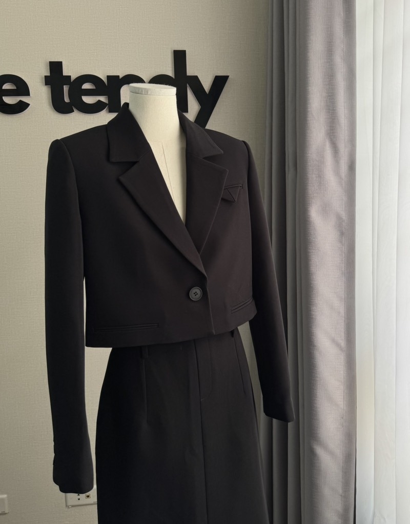 Áo Blazer dáng Croptop Amura, 2 màu Nâu, Đen