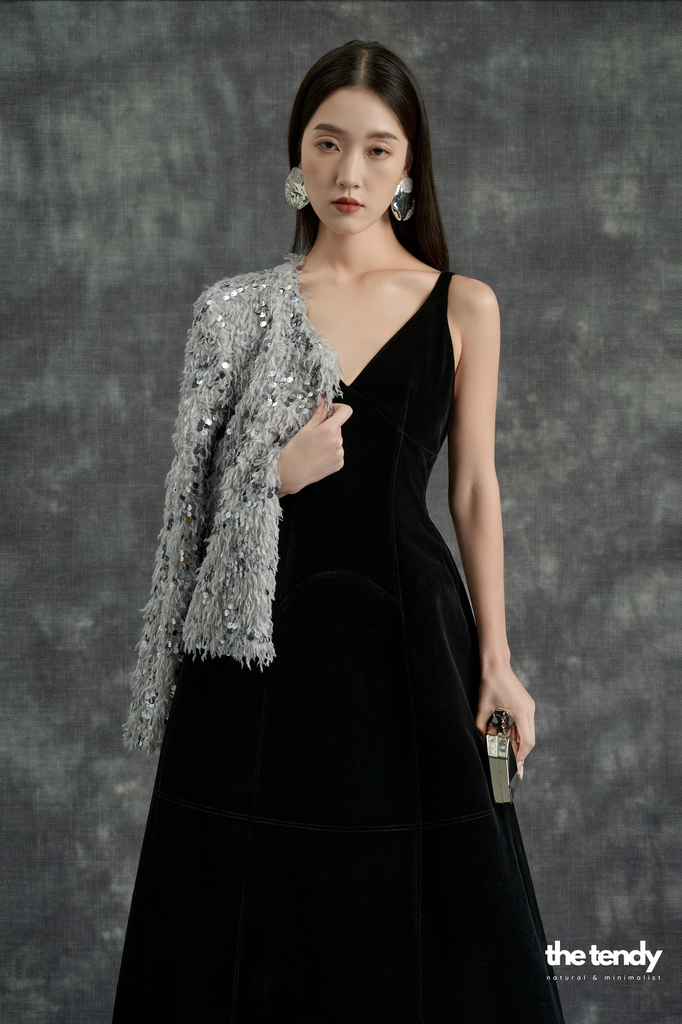 Đầm Loulou Velvet hai dây, màu đen, dáng dài tôn dáng