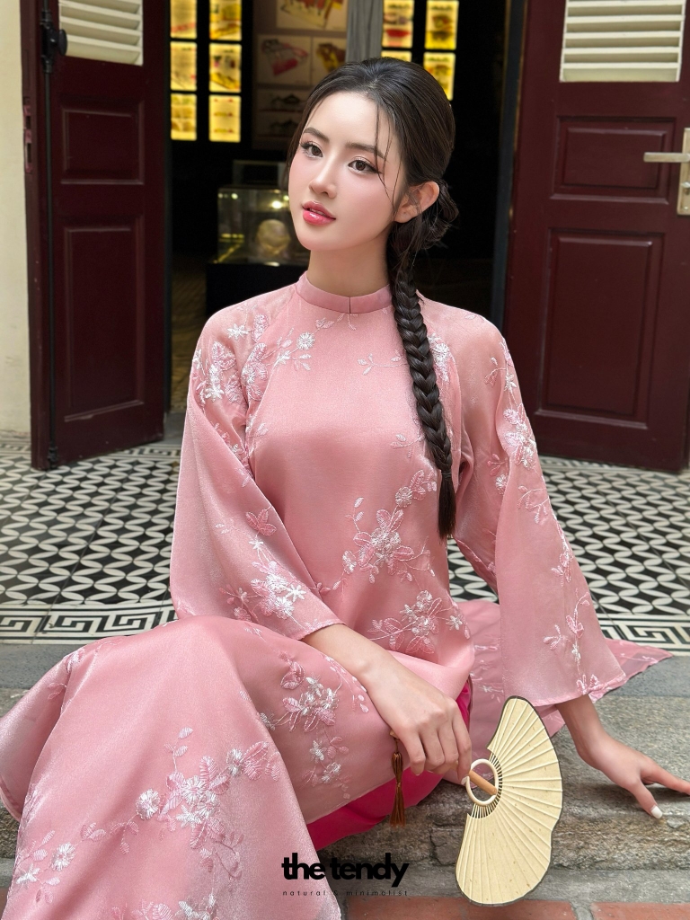 Áo dài cách tân BÁCH LIÊN dáng suông, chất tơ thêu hoa, thân áo có 2 lớp