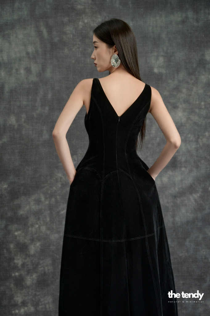 Đầm Loulou Velvet hai dây, màu đen, dáng dài tôn dáng