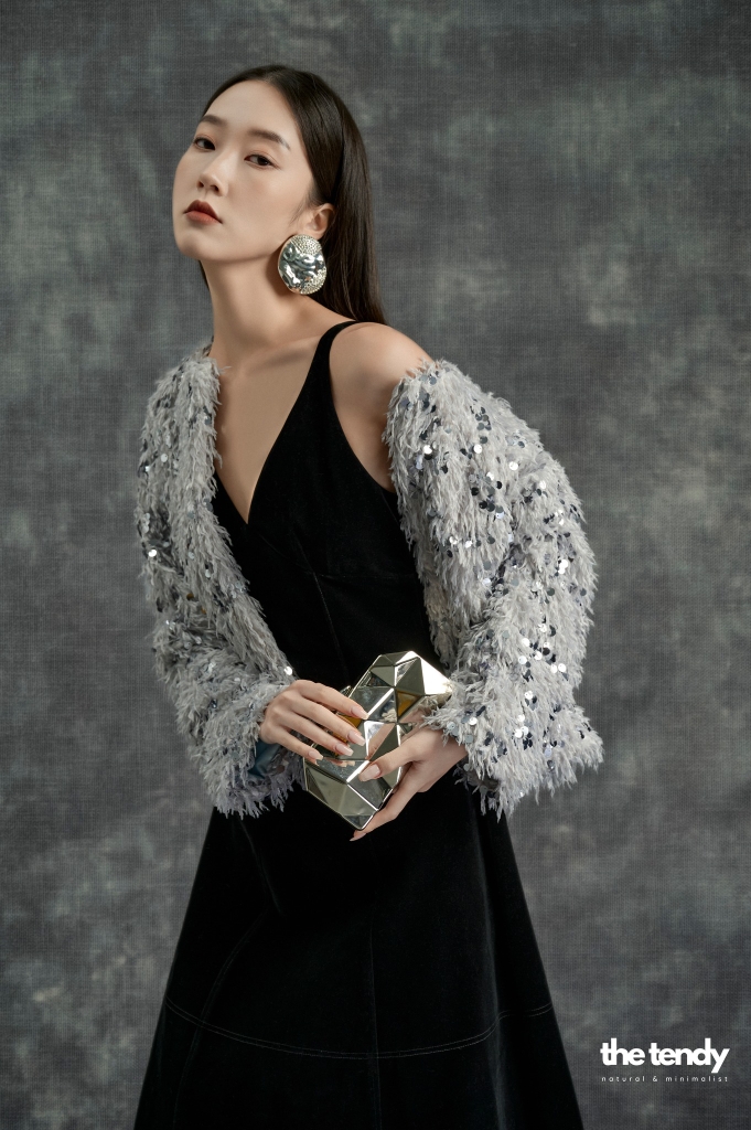 Đầm Loulou Velvet hai dây, màu đen, dáng dài tôn dáng