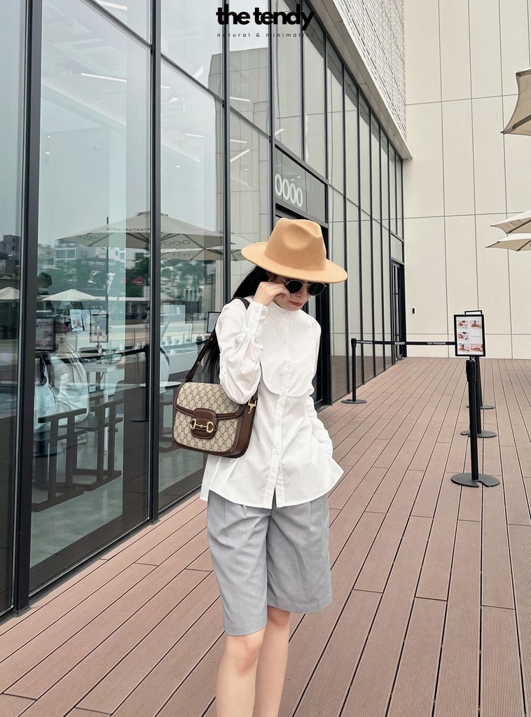 Áo sơ mi Lyla màu trắng, cổ tàu, có măng séc cài 2 cúc, phối cách điệu sau lưng