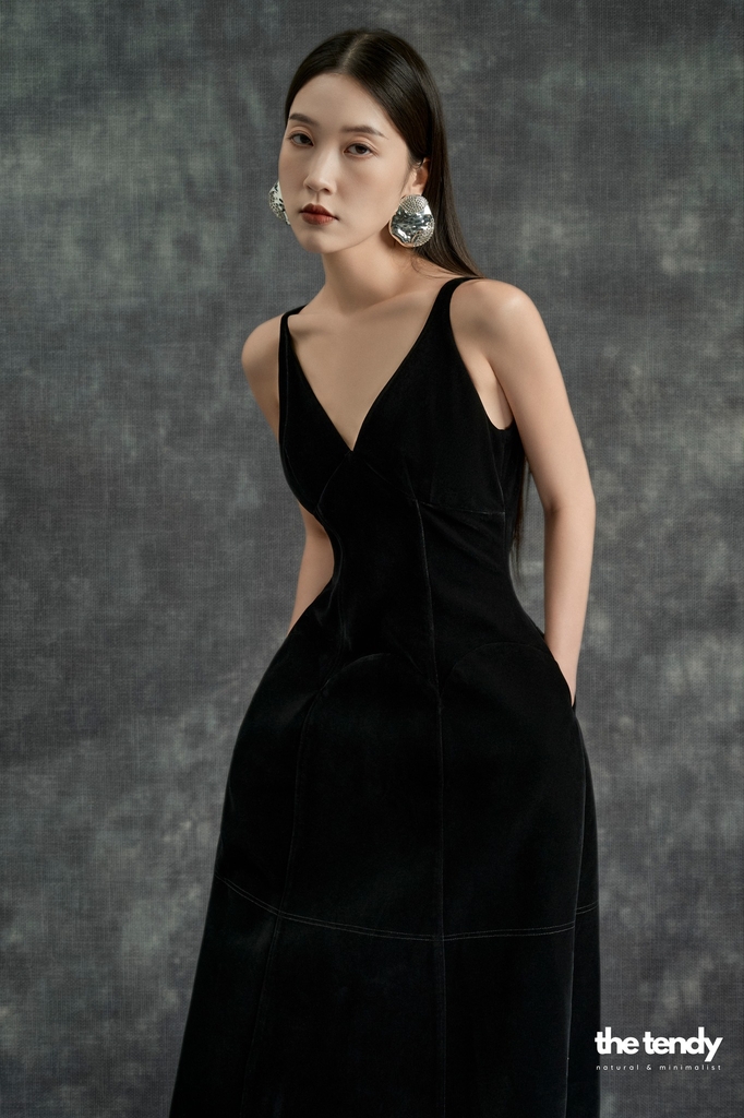 Đầm Loulou Velvet hai dây, màu đen, dáng dài tôn dáng