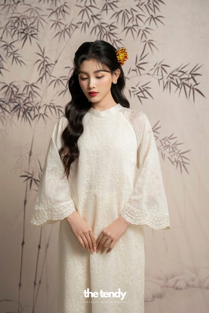 Áo Dài Yên thêu hoa nổi, tay áo xòe cách điệu