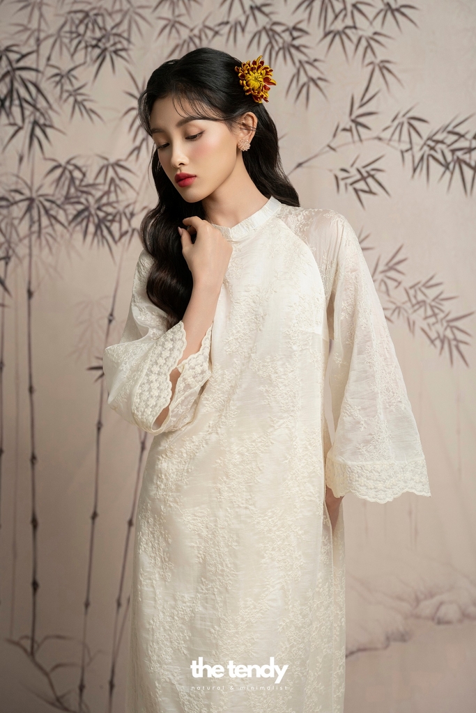 Áo Dài Yên thêu hoa nổi, tay áo xòe cách điệu