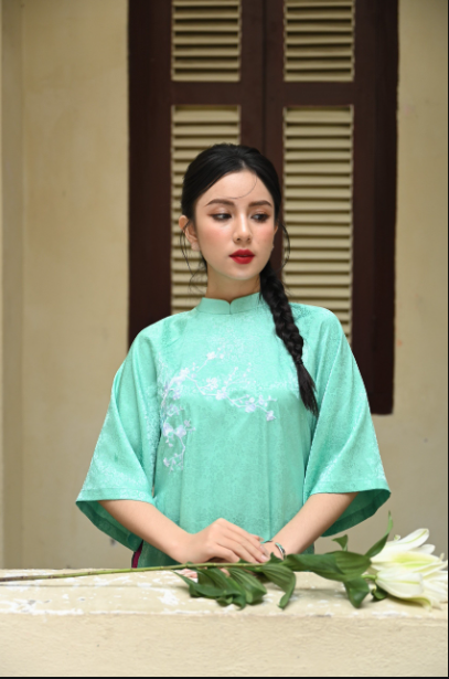 Áo dài cách tân Xuân Thỳ dáng suông thêu hoa trước ngực