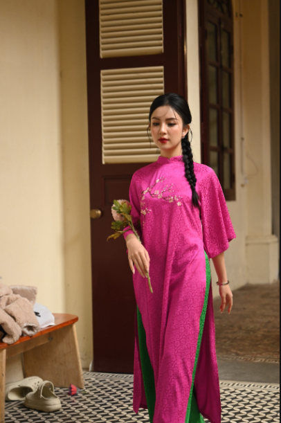 Áo dài cách tân Xuân Thỳ dáng suông thêu hoa trước ngực