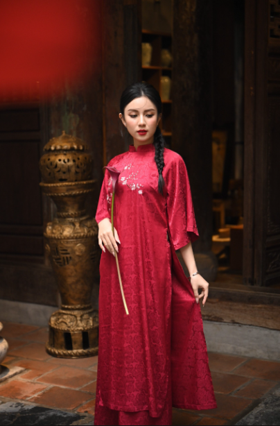 Áo dài cách tân Xuân Thỳ dáng suông thêu hoa trước ngực