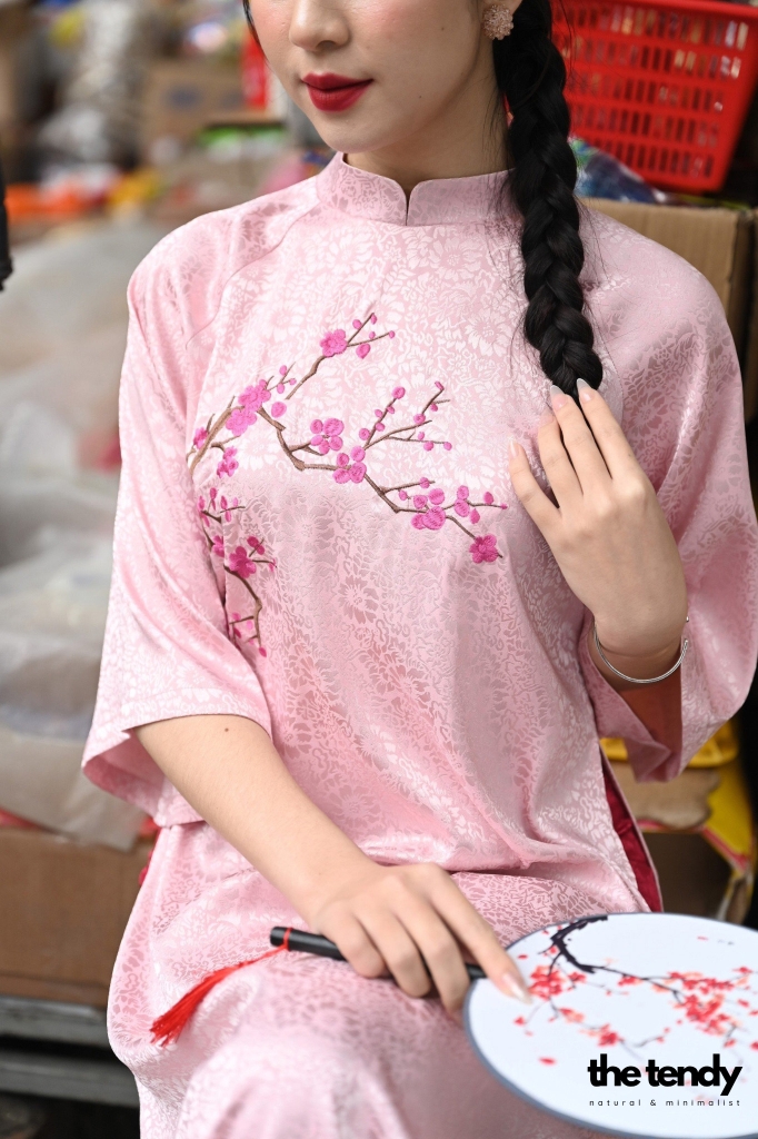 Áo dài cách tân Xuân Thỳ dáng suông thêu hoa trước ngực