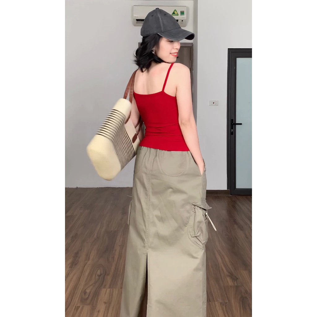 Chân váy KEVA màu nâu rêu, cạp chun có dây điều chỉnh và túi hộp hai bên