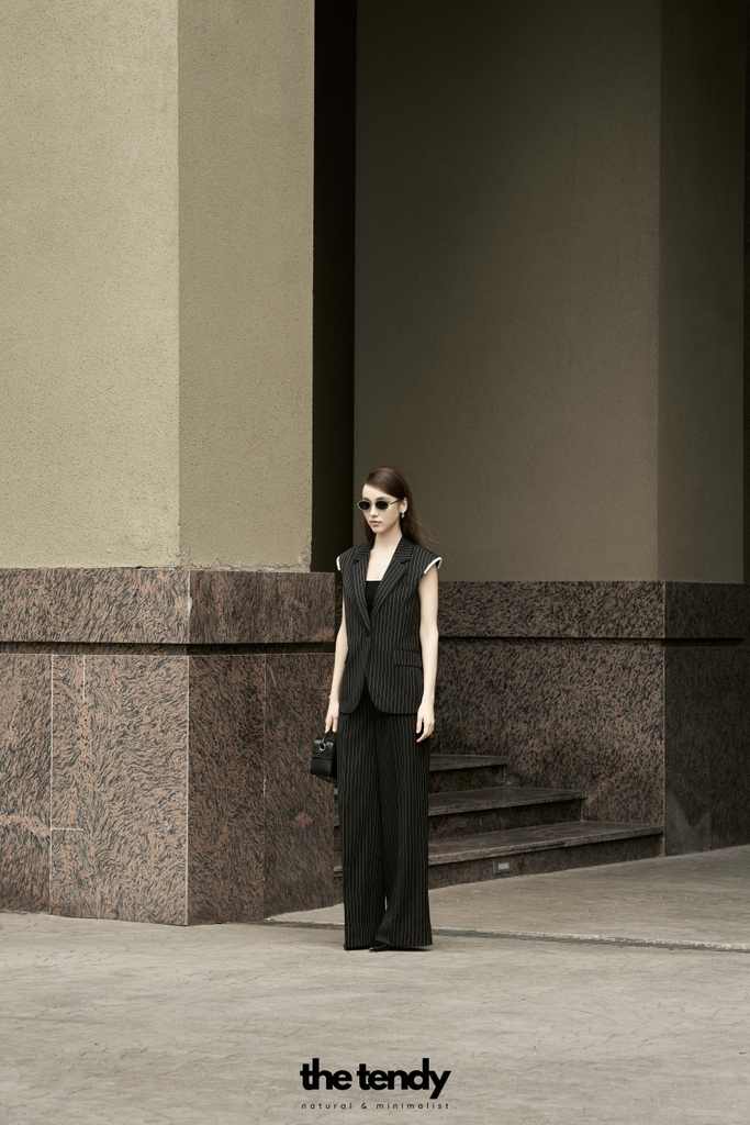 Áo blazer sát nách ATHINA OVERSIZED họa tiết kẻ
