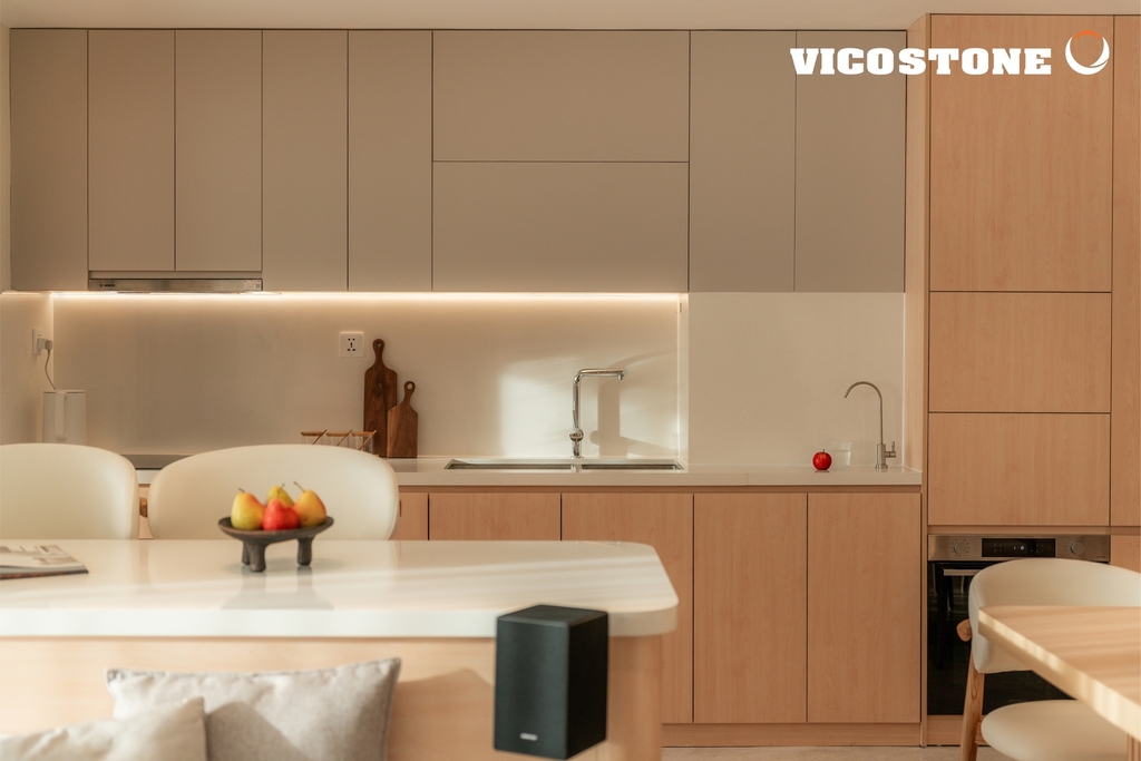 Bếp căn hộ Diamond Centery sử dụng đá Vicostone Silver White BQ400