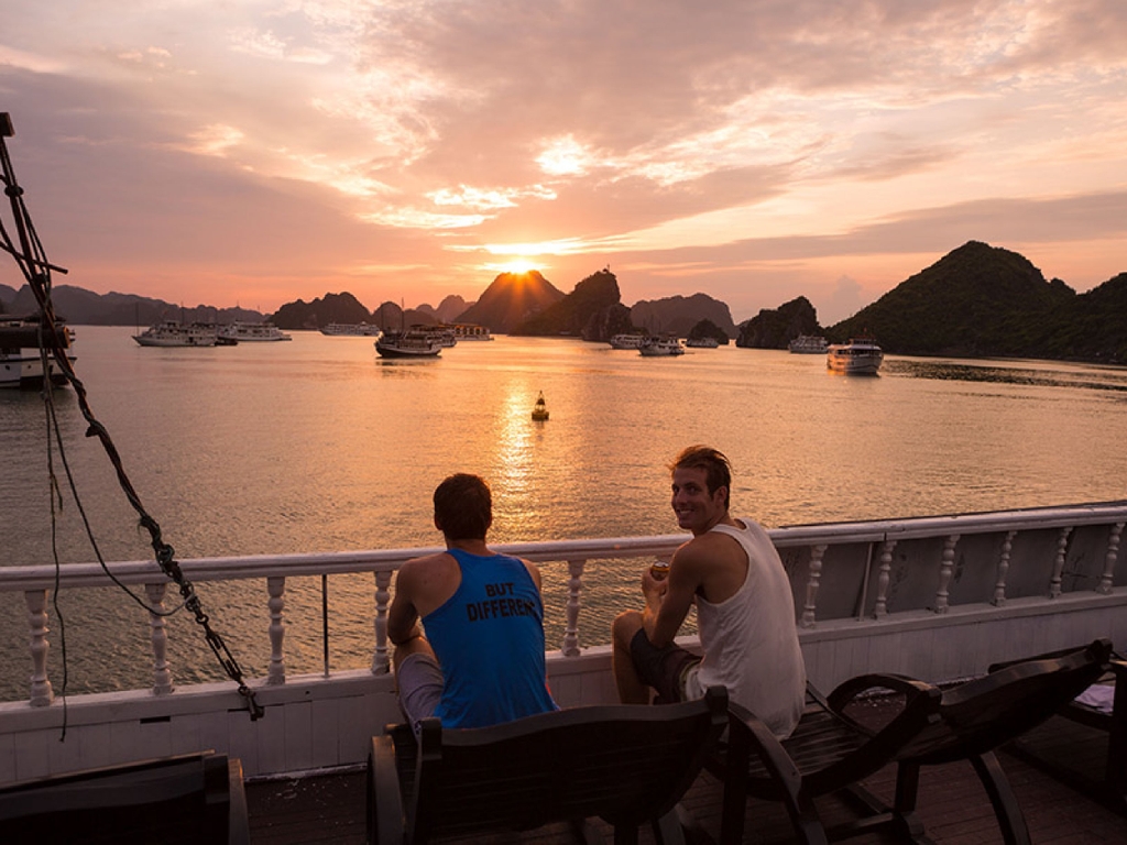 Tour ăn tối ngắm hoàng hôn trên vịnh Hạ Long Khám phá Hạ Long