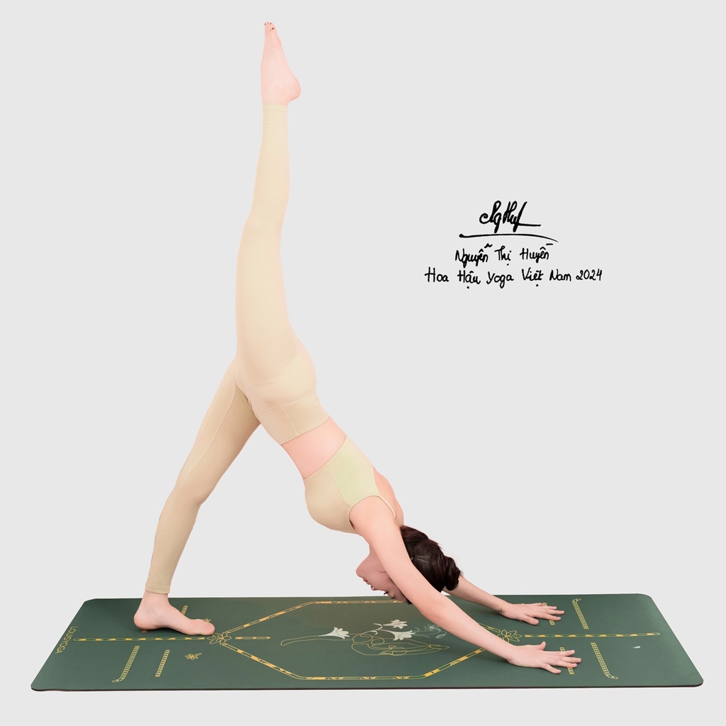 Hình ảnh mẫu tập trên thảm tập yoga cao su cao cấp - LILIUM