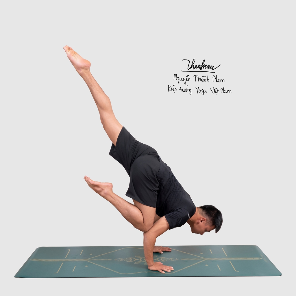 Hình ảnh mẫu tập trên thảm tập yoga cao su - MOON