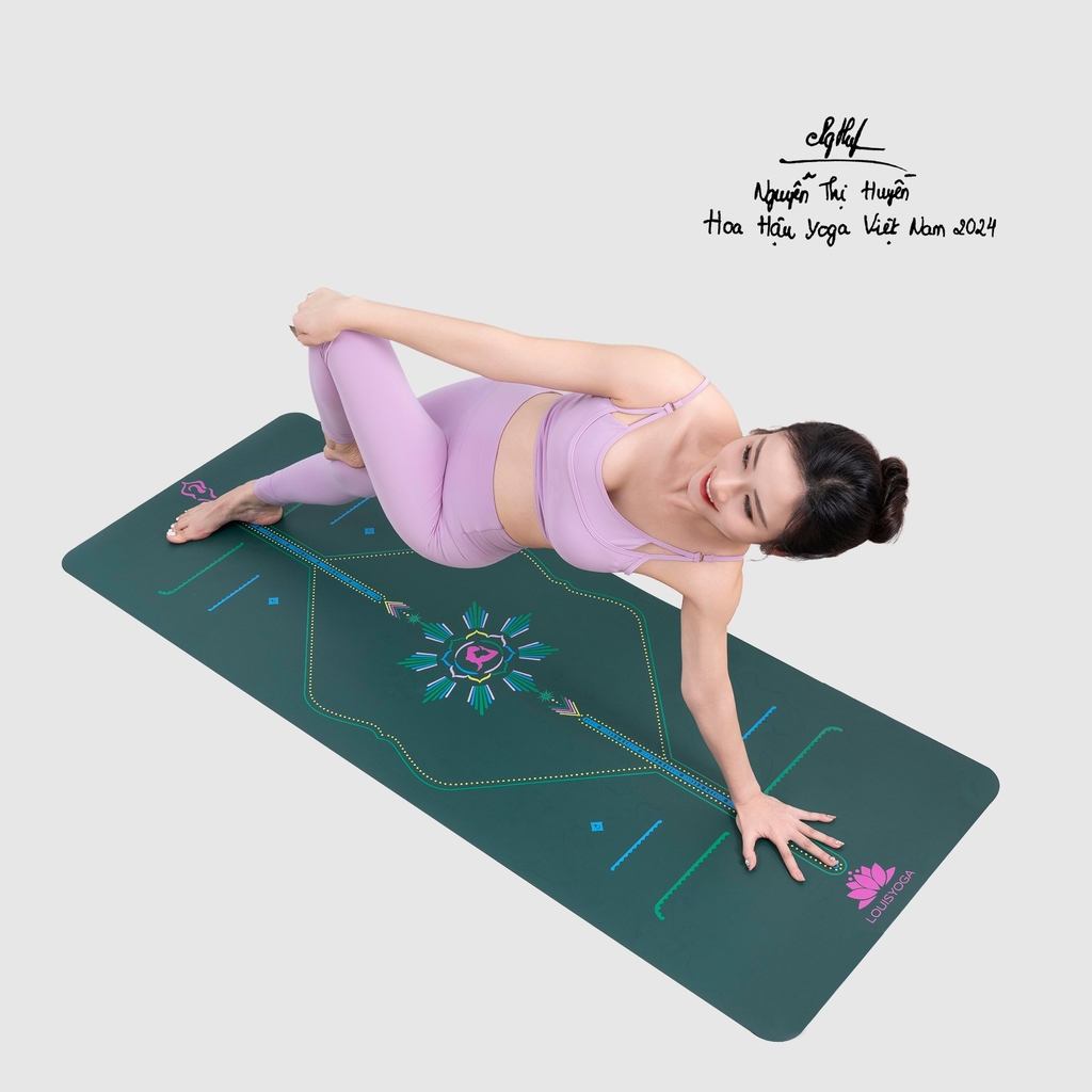 Hình ảnh mẫu tập trên thảm tập yoga cao su -  QUEEN