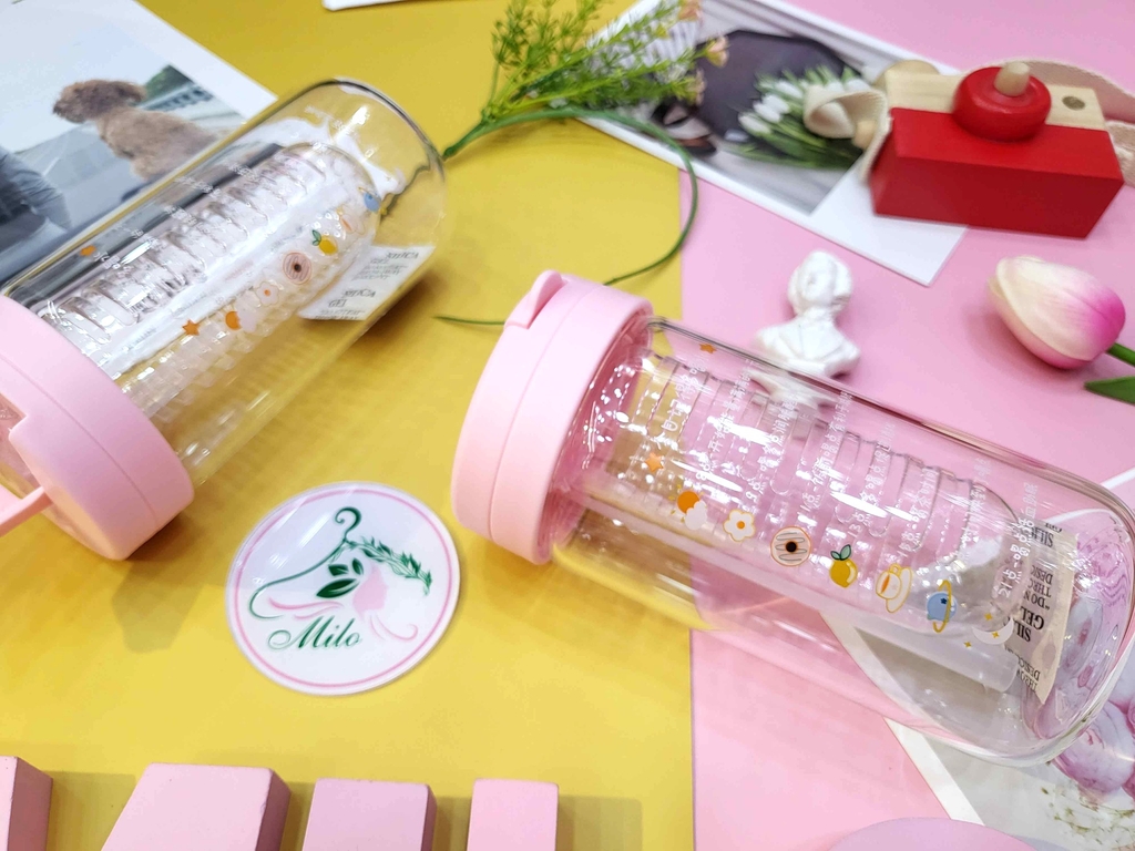 Bình nước thủy tinh họa tiết hoa mini kèm ống hút (màu hồng) - 550ml