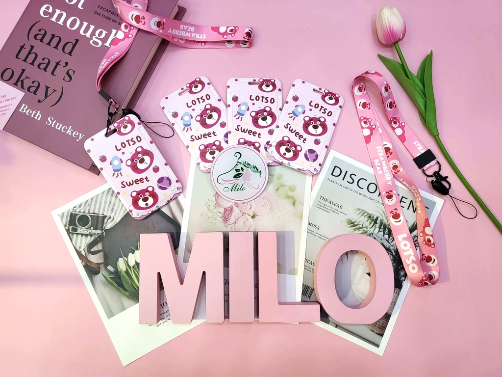Thẻ tên gấu Lotso cute kèm dây đeo thẻ