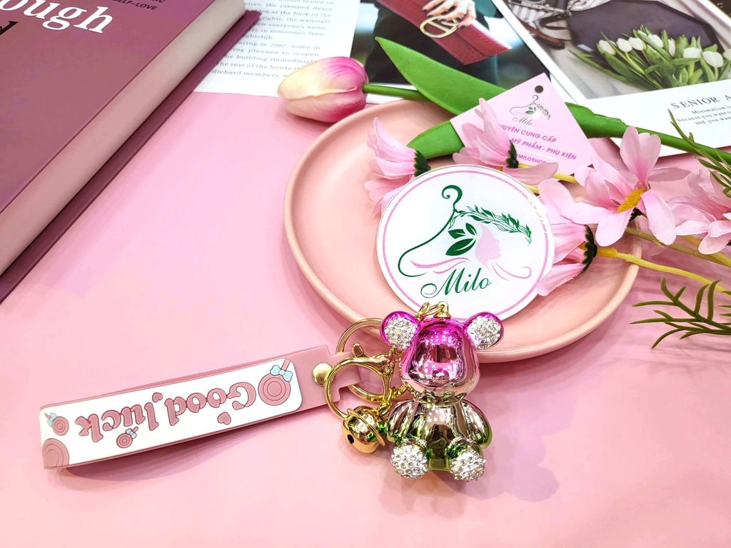 Móc khóa gấu bear màu loang đính đá kèm dây đeo chữ good luck