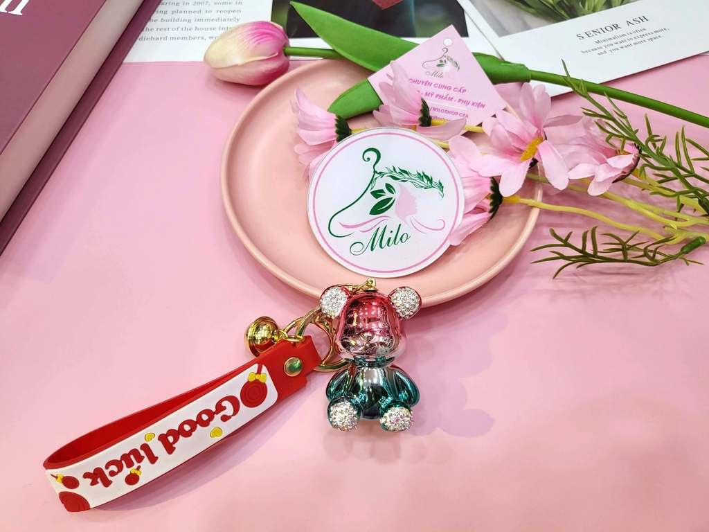Móc khóa gấu bear màu loang đính đá kèm dây đeo chữ good luck