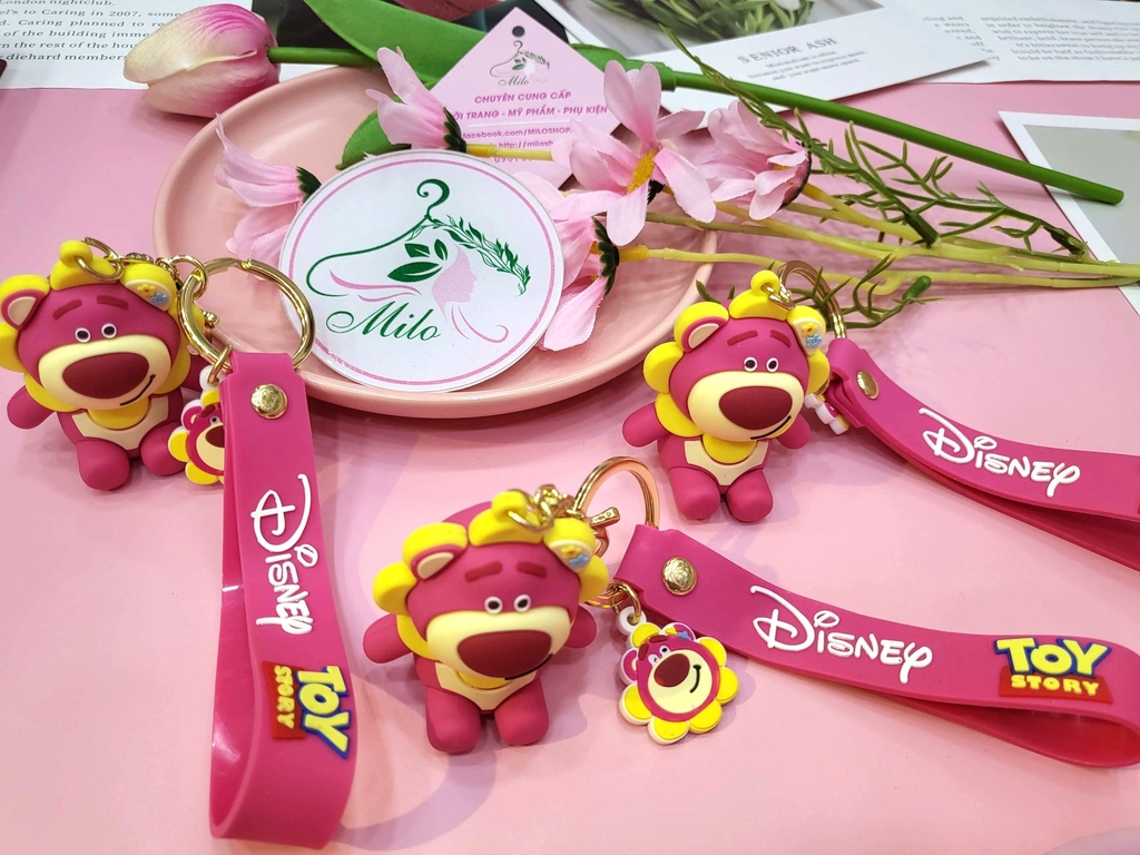 Móc khóa gấu Lotso bông hoa kèm dây đeo chữ Disney Toy Story