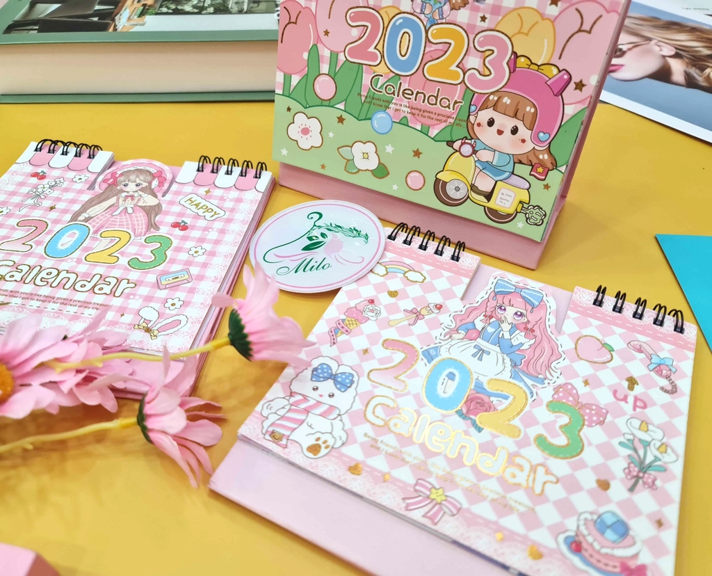 Lịch để bàn hoạt hình cute có ghi chú và sticker