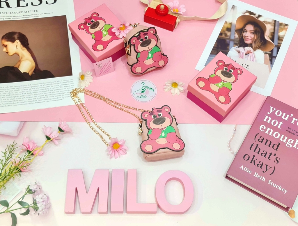 Túi xách đeo chéo mini hình gấu Lotso kèm hộp xinh xắn