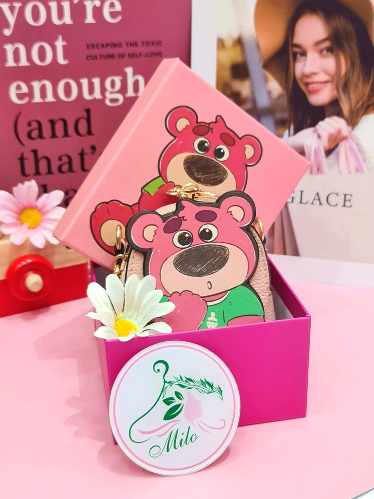 Túi xách đeo chéo mini hình gấu Lotso kèm hộp xinh xắn