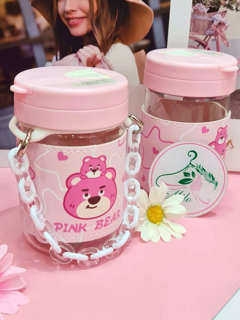 Bình nước thủy tinh gấu dâu Lotso kèm quai xách - 400ml