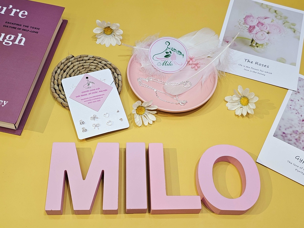 Set bộ trang sức gồm 4 đôi bông tai và 01 dây chuyền
