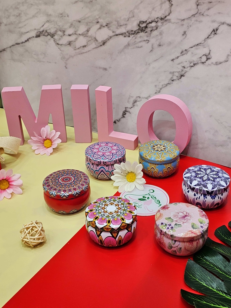 Nến thơm hoa khô thiên nhiên (lọ tròn hoa văn)